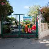 Torniamo ora sulla complanare e dopo aver affiancato la scuola materna �Orlando� e l�entrata della spiaggia dei militari, la strada cambia nome: da via Napoli diventa via Nazionale